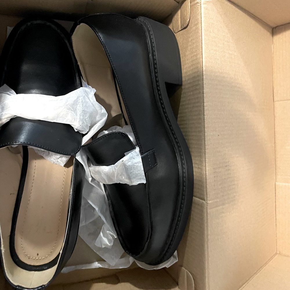 Flats Madison black caviar size 6.5 loafers chain NWT